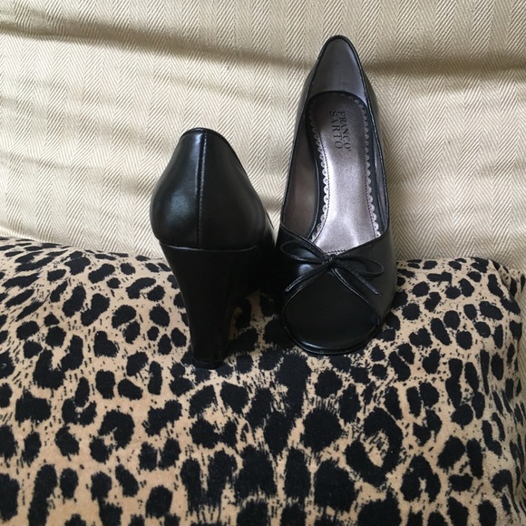 Franco Sarto black leather bow front wedge - Picture 2 of 4