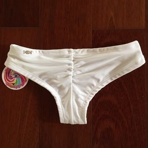 White scrunch butt bikini bottom .. Size XS BNWT