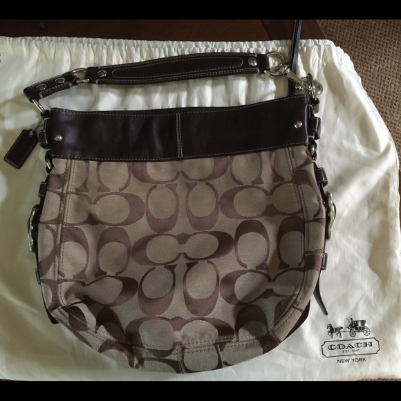 COACH HANDBAG- ONLY USED TWICE - Picture 2 of 4