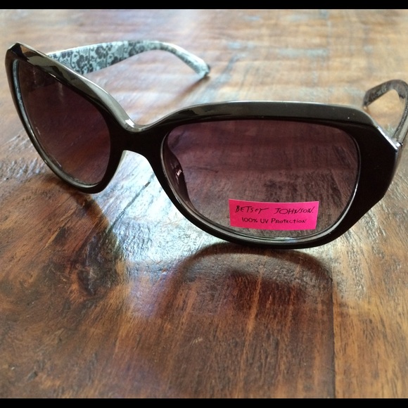 Betsey Johnson black & grey rectangle  sunglasses.