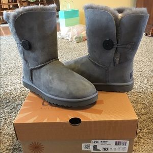 UGG's women's size 10 grey Bailey button new