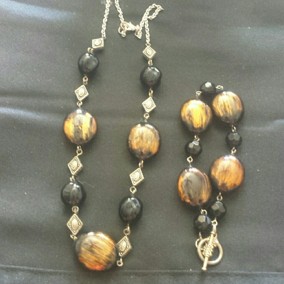 Necklace and bracelet set