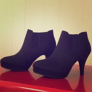 Size 6 1/2 woman's 2 1/2 inch  black heeled boots