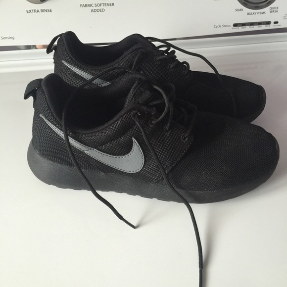 All black roshe