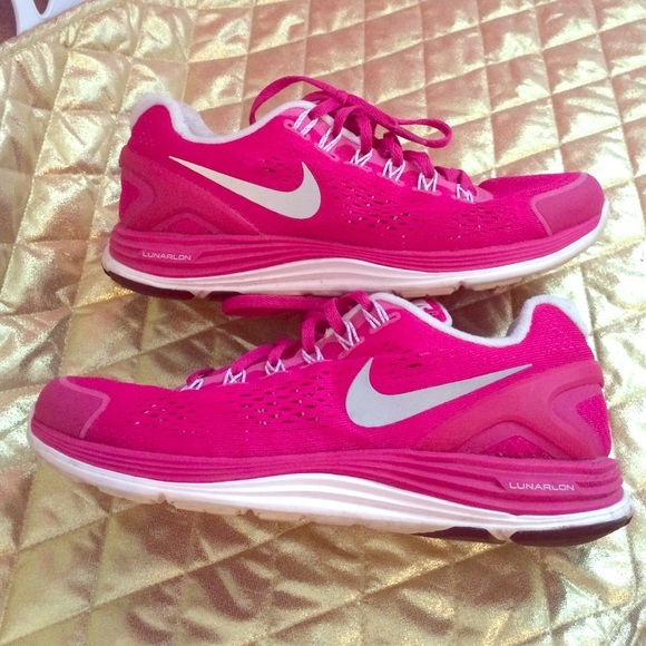 Hot Pink NIKES💓