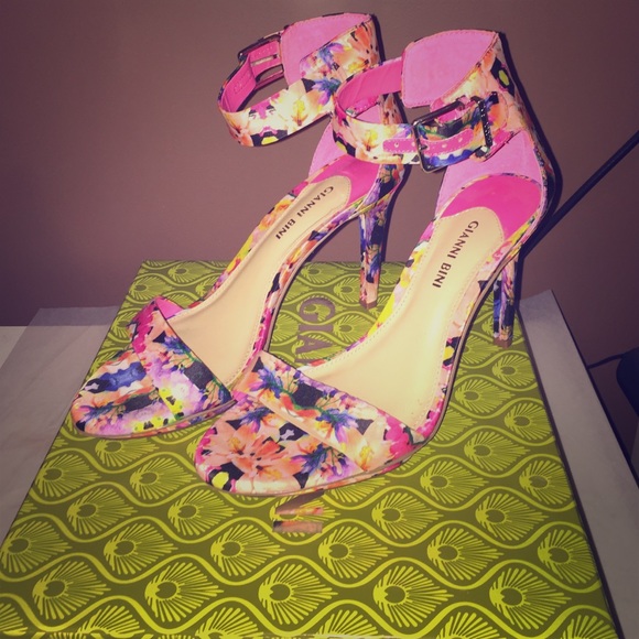 Gianni Bini Jaida dressy sandal size 8