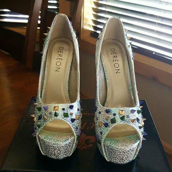 Dereon high heel shoes