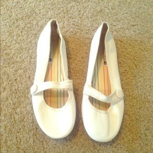 White American Eagle Flats