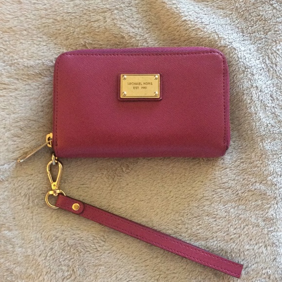 🚫SOLD 2 PEYTON🚫 Michael Kors wristlet iPhone 5