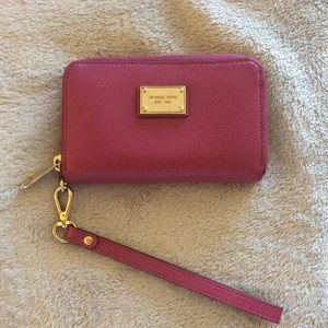 🚫SOLD 2 PEYTON🚫 Michael Kors wristlet iPhone 5