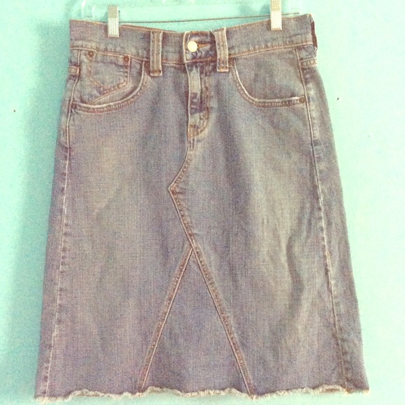 Darling Levi's denim skirt. Size 6. Knee length