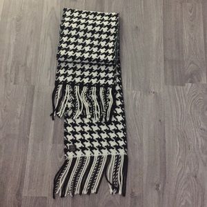 Banana Republic Houndstooth Knit Wool Scarf