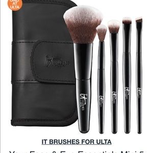 IT COSMETICS brush set
