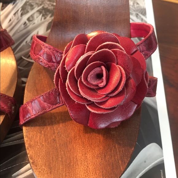 💜SALE💜 MIA Wood sandals with flower