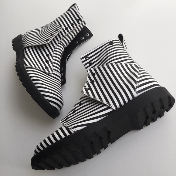 One Day Sale ✨ Volcom Boots