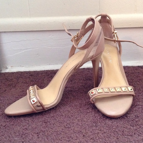 NWOT Gianni Bini nude heels