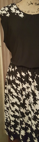 Soho Apparel LTD Black&Off White?Sleeveless Career - Picture 1 of 2