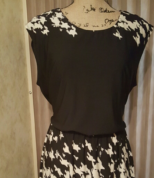 Soho Apparel LTD Black&Off White?Sleeveless Career - Picture 2 of 2