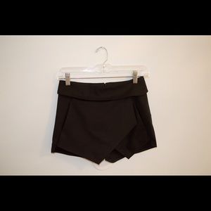 Cute and trendy asymmetric short/skirt