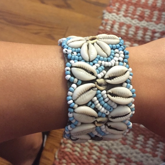Shell necklace and bracelet bundle