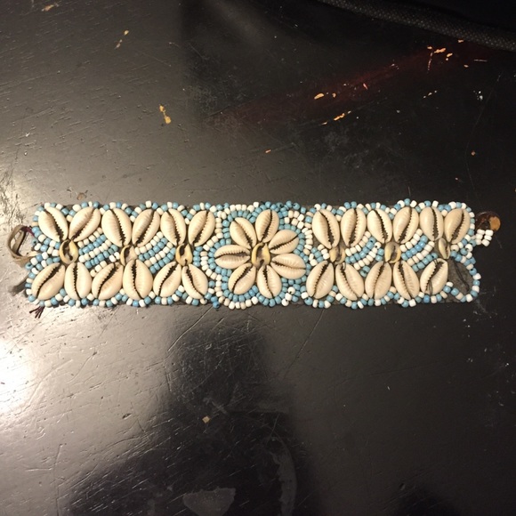 Shell necklace and bracelet bundle - Picture 2 of 3