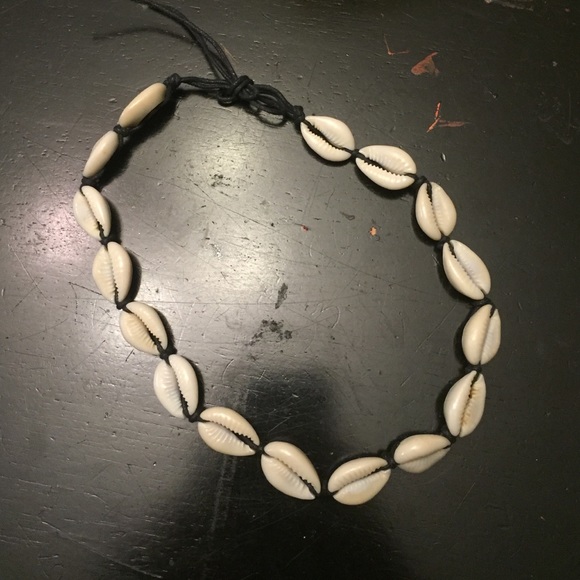Shell necklace and bracelet bundle - Picture 3 of 3