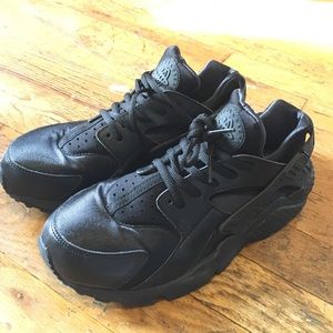 ALL BLACK HUARACHES