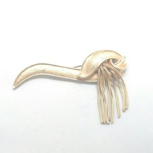 Vintage gold tone brooch
