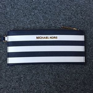 ☀️Michael Kors stripe wristlet☀️