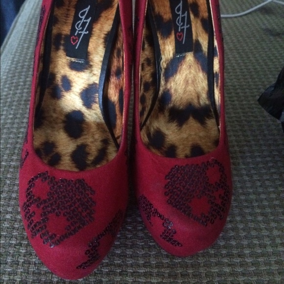 Size 6 1/2. Red pumps with sequin black skulls.