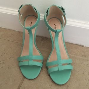 Elegant sea foam green heels size 8