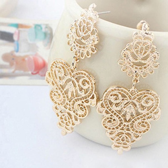 Jewelry - Dangling gold lace vintage earrings