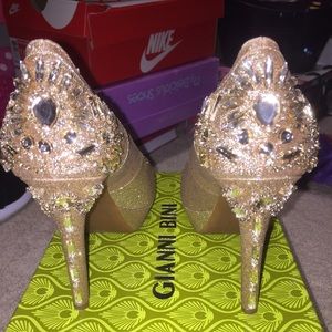 Gold Gianni Bini Heels!!
