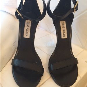 Sexy ankle sandals in great shape. Leather.