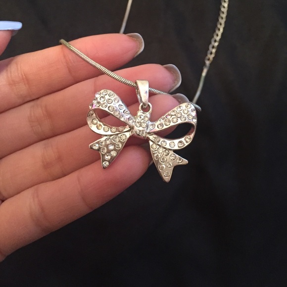 Bow necklace