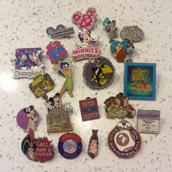 SOLD 21 Walt Disney World collectible trading pins