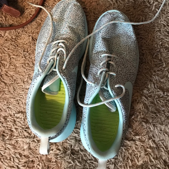 Nike Shoes - Nike roshe run.