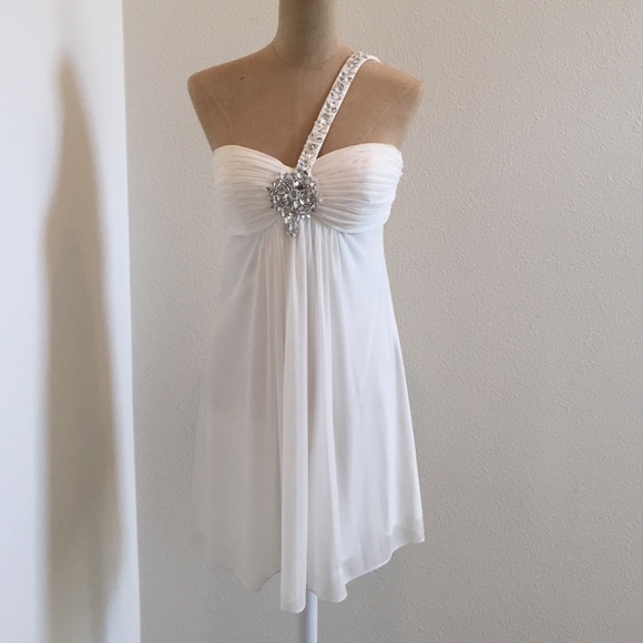 White chiffon dress with one shoulder straps - Picture 1 of 4