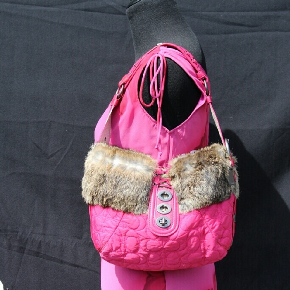 Coach 9443 SIGNATURE SKI HOBO PINK W/RABBIT FUR