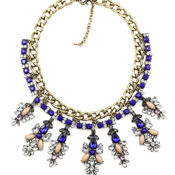 Queen's bib necklace