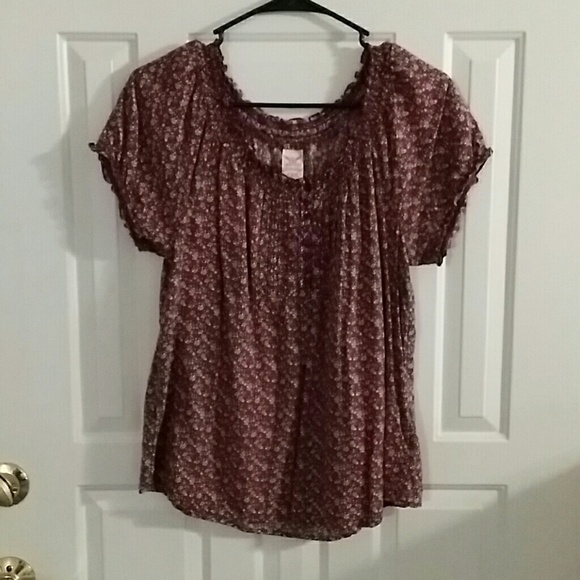 Capped sleeve brick red patterned top