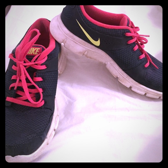 Size 9 woman's Nike running shoes.