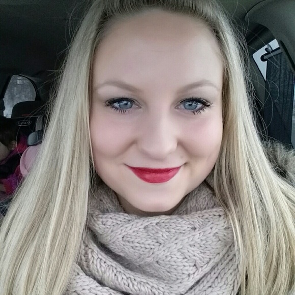 Meet your Posher, Whitney - Picture 1 of 1