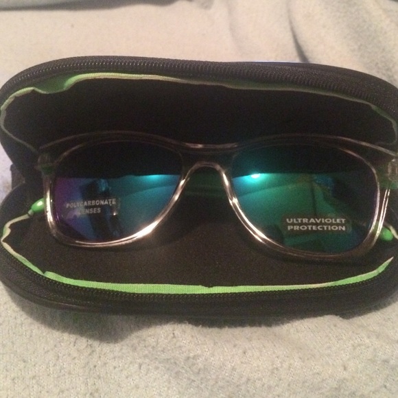 Sunglasses with case - Picture 1 of 4