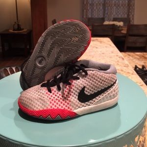 Kyrie shoes 9t