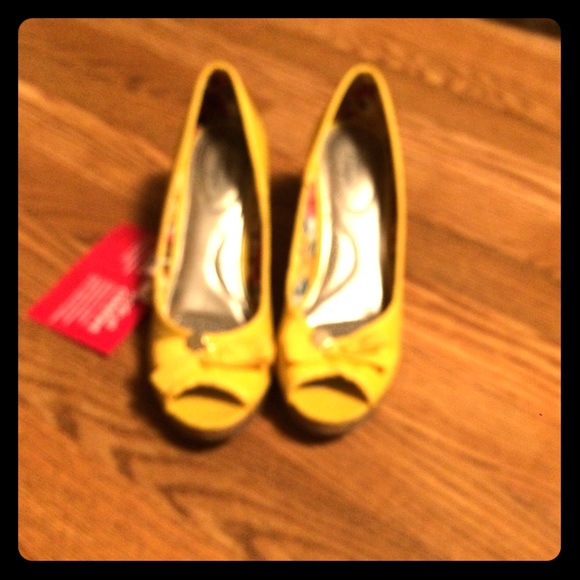 Yellow shoes (wedges)