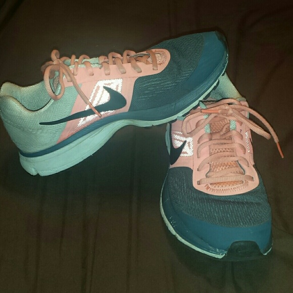 Nike shoes - Picture 1 of 3