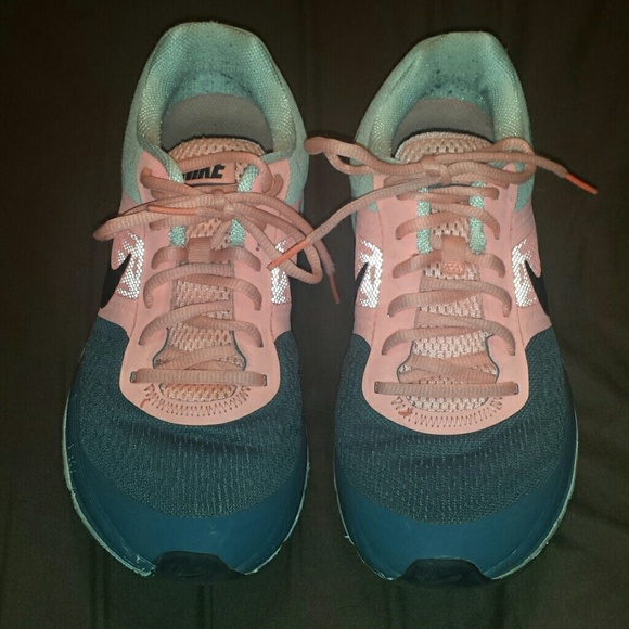 Nike shoes - Picture 2 of 3