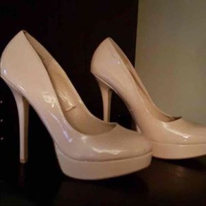 Nude pumps