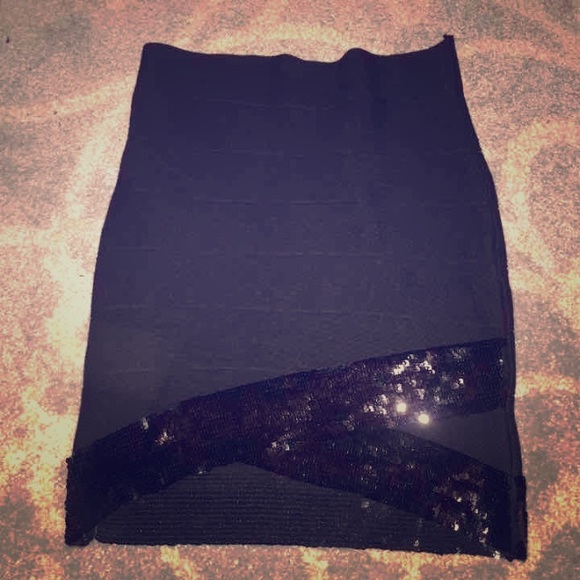 BODYCON skirt with sequin trim